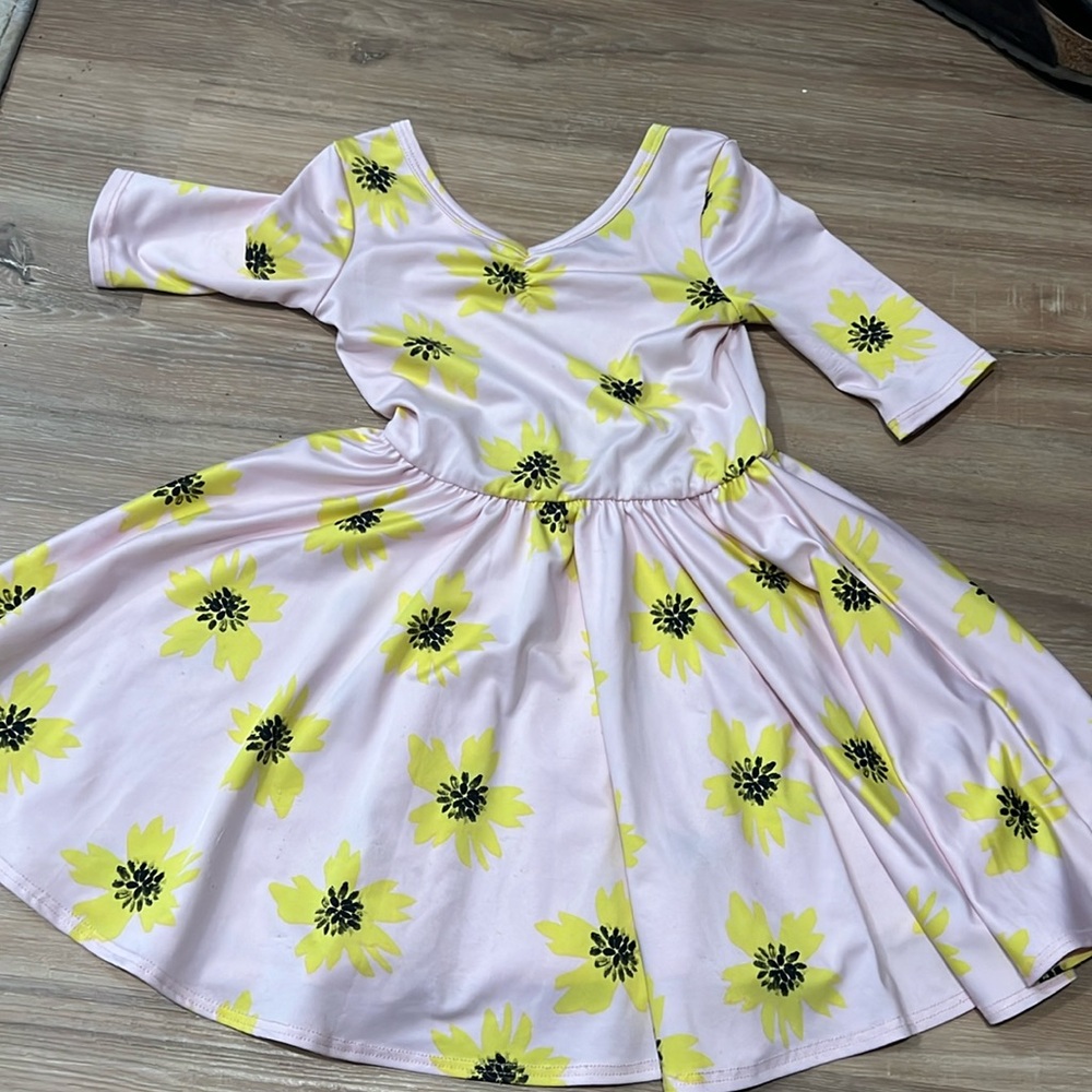 Girls dot dot smile dress size 3/4 daisy print. Super cute. Used condition